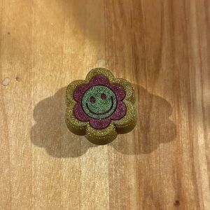 JIBBITZ Glittery Flower Smiley Pin Croc